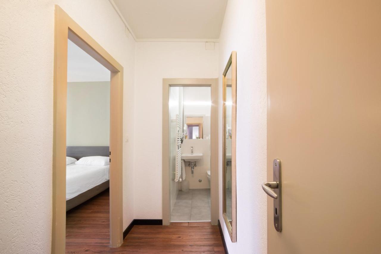 Hotel Montana Geneva Room photo